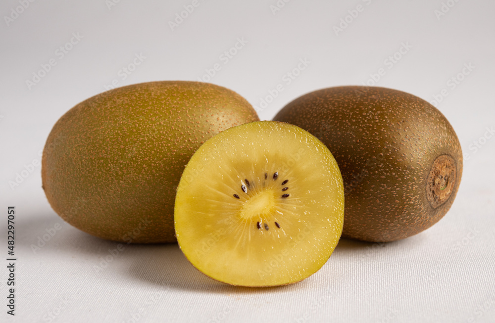 Fototapeta premium Kiwi rebanado sobre fondo blanco