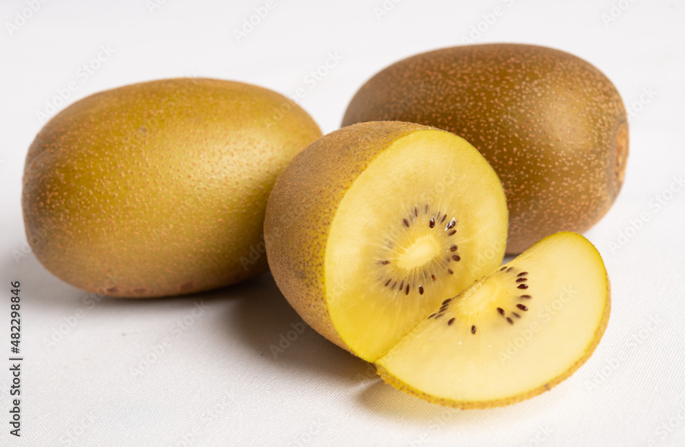 Fototapeta premium Kiwi rebanado sobre fondo blanco
