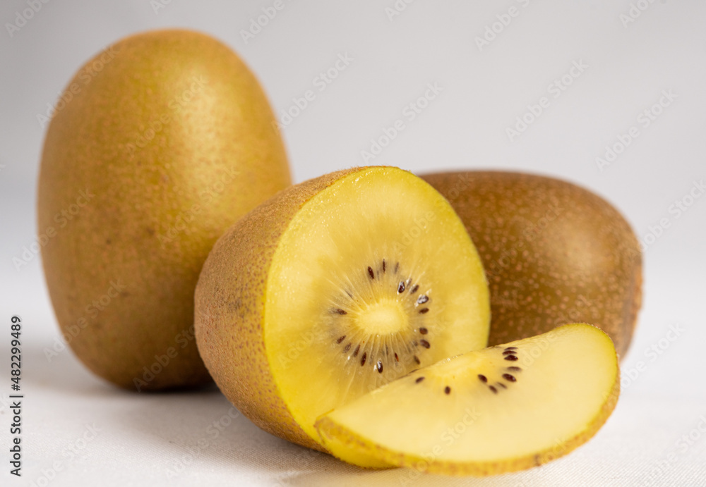 Kiwi rebanado sobre fondo blanco Kiwi rebanado sobre fondo blanco