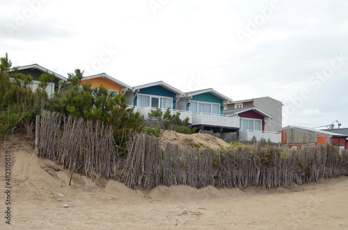 Casas de colores en la playa, sobre las dunas.