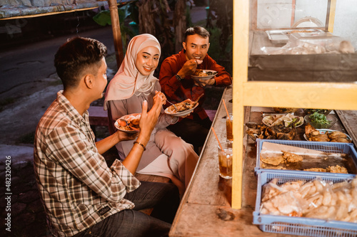 muslim best friend break fasting together during ramadan