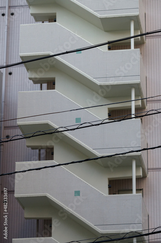 東京都赤坂2丁目から見える美しい外階段のデザインと電線