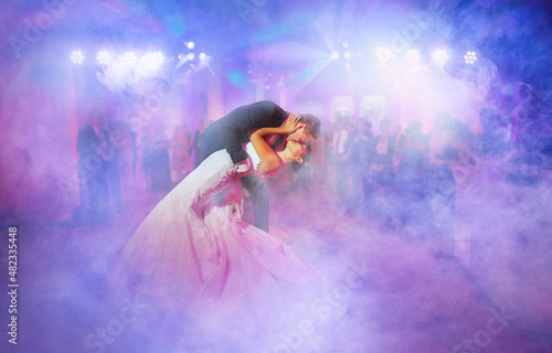 Obraz na płótnie first dance - Elegant wedding by night