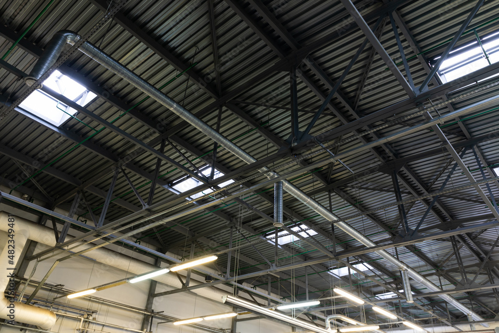 car service center ceiling with air duct system and roof glazing