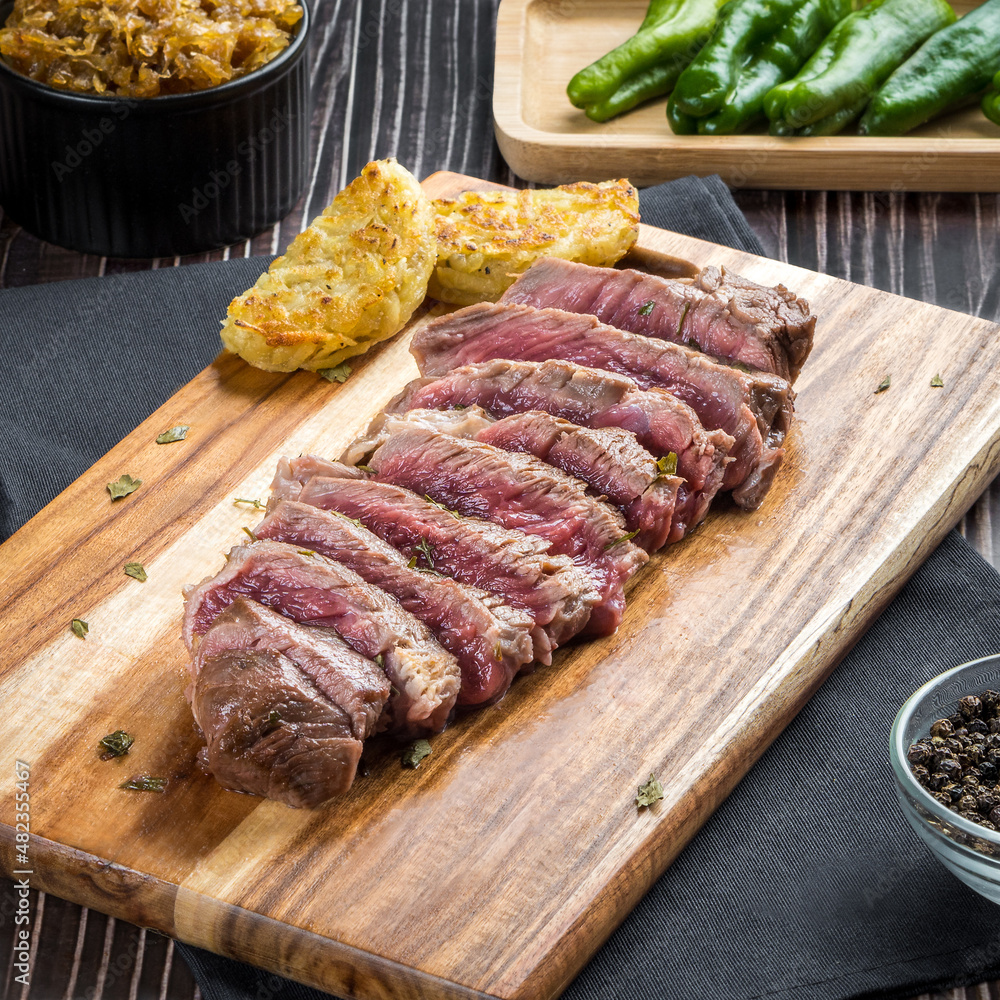 Minced beef fillet with potato and peppers