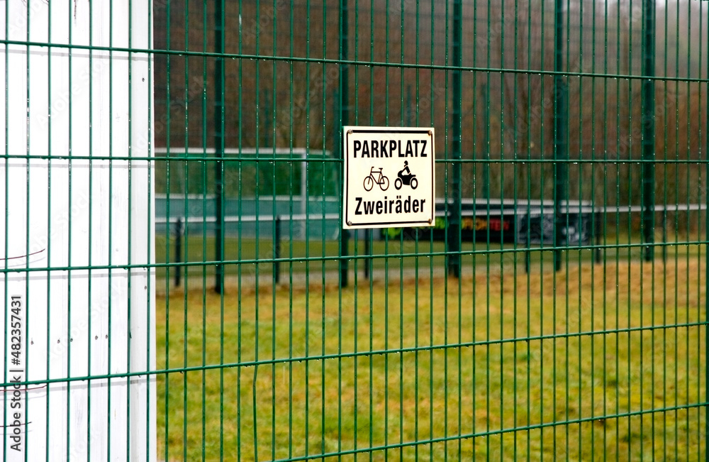 Obraz premium Schild Parkplatz Zweiräder