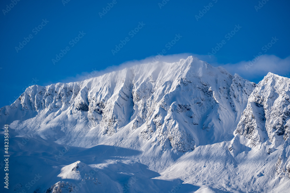 Obraz premium view of the snow capped alps, the hohe tauern in the national park in austria, at a cold sunny winter morning