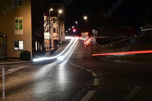 Schweinfurt bei Nacht, Straße mit Lichtstreifen von Autos und Bus am Rusterberg, Franken, Bayern, Deutschland © GrebnerFotografie