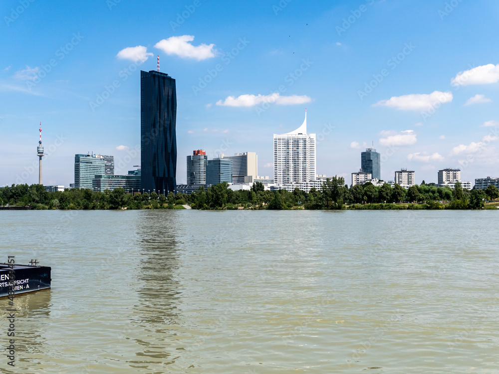 Obraz premium Donauufer Mit Copa Beach, Donauturm, DC Towers, Donaucity, Wien, Österreich,