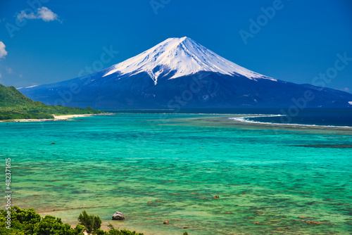 沖縄のサンゴ礁の海と富士山合成