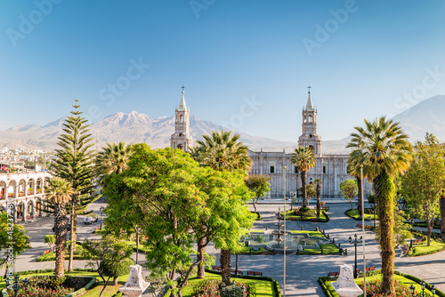 Foto The main square of Arequipa on the background of the volcano El Misti