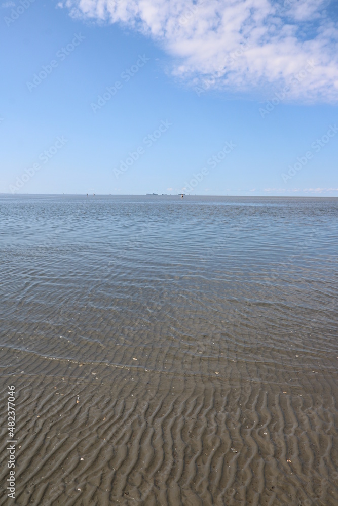 Das Wattenmeer der Nordsee vor Cuxhaven bei Ebbe Das Wattenmeer der Nordsee vor Cuxhaven bei Ebbe