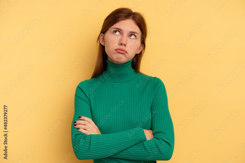 Obraz premium Young English woman isolated on yellow background tired of a repetitive task.