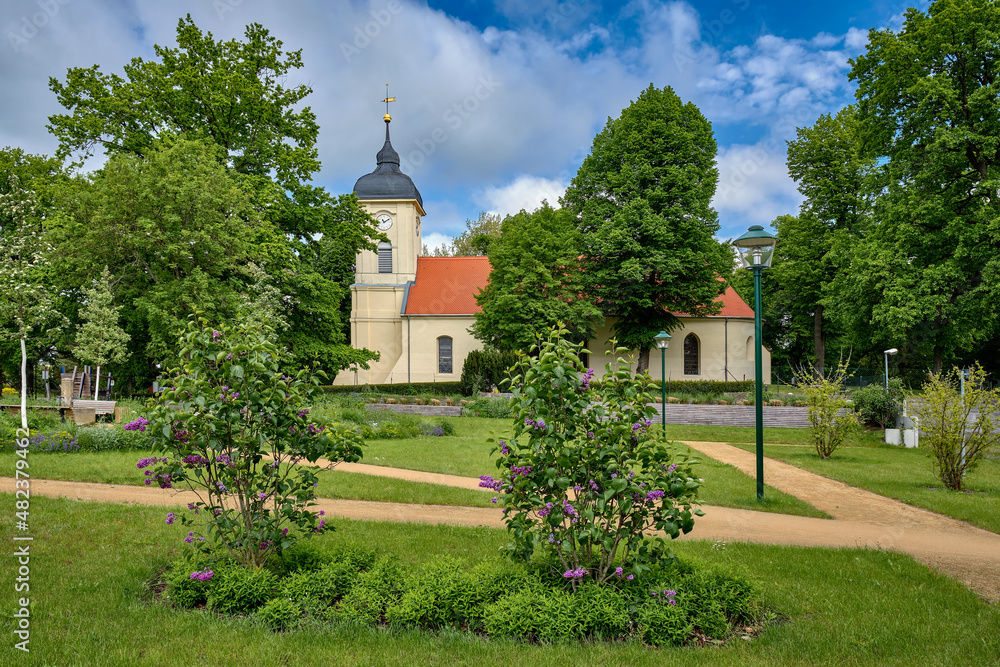 Sommer im Stadtpark um die denkmalgeschützte Dorfkirche Wandlitz-Klosterfelde Sommer im Stadtpark um die denkmalgeschützte Dorfkirche Wandlitz-Klosterfelde