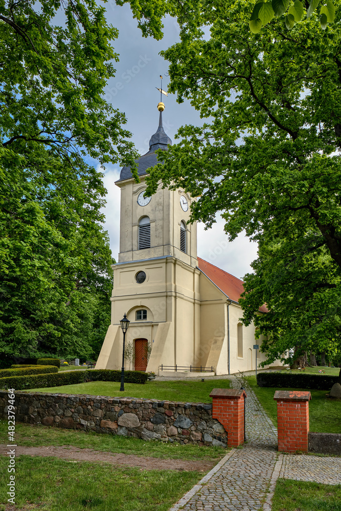 Westturm der denkmalgeschützten Dorfkirche Klosterfelde, die im 18. Jahrhundert im Stil des Barock umgebaut wurde