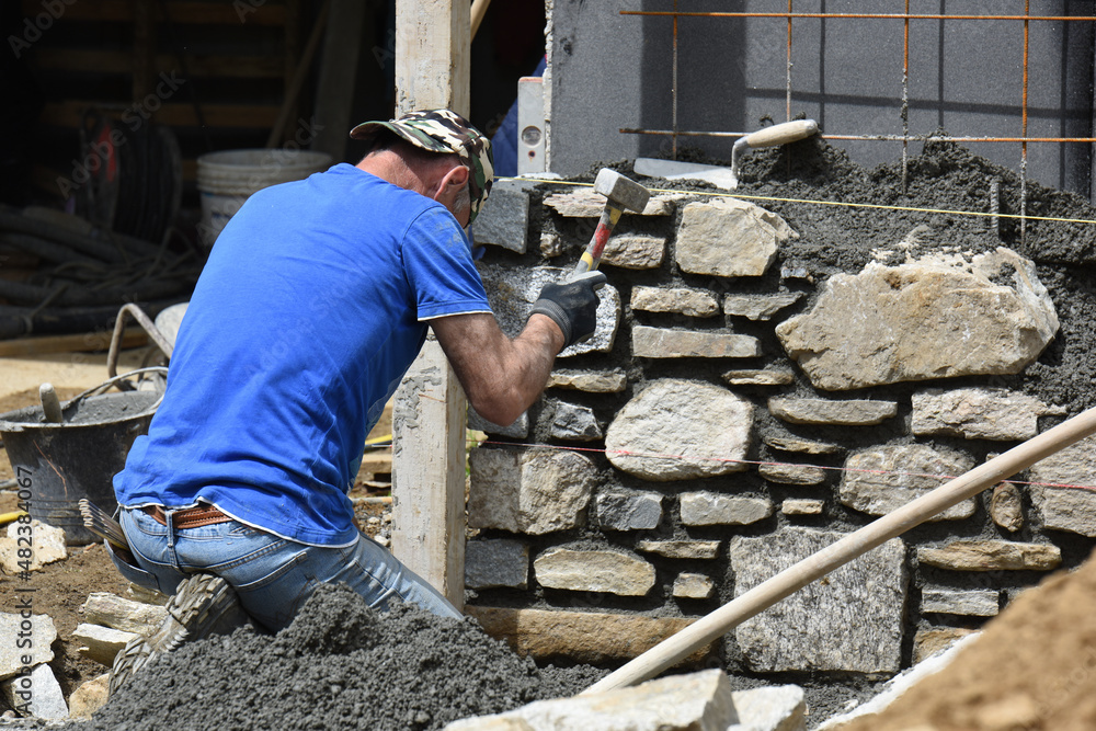 muratore al lavoro cantiere Stock Photo | Adobe Stock