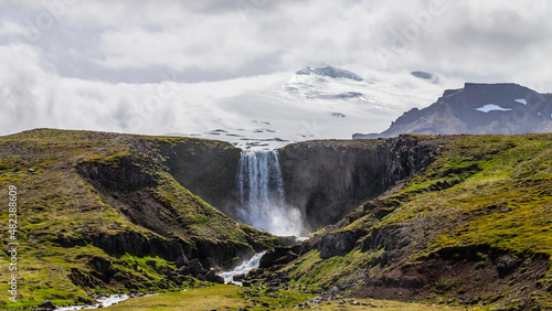 Der Svöðufoss Wasserfall vor dem Snæfellsjökull Gletscher auf Island