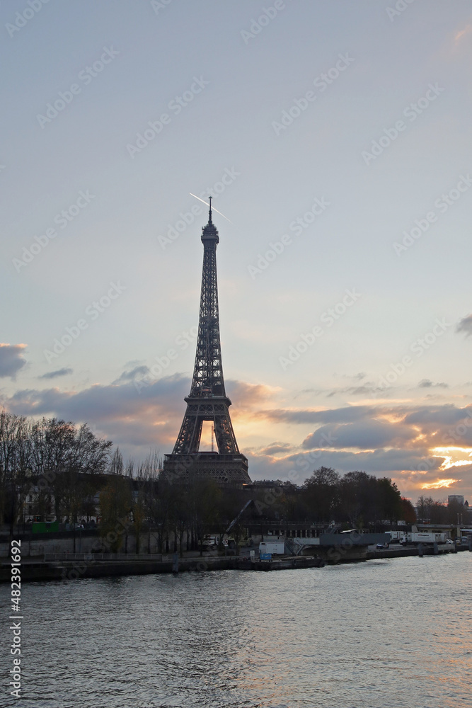 Fototapeta premium The Eiffel Tower in Paris, France, at sunset