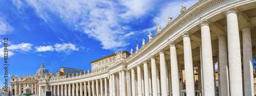 Piazza San Pietro in Vaticano - large colonnade panorama