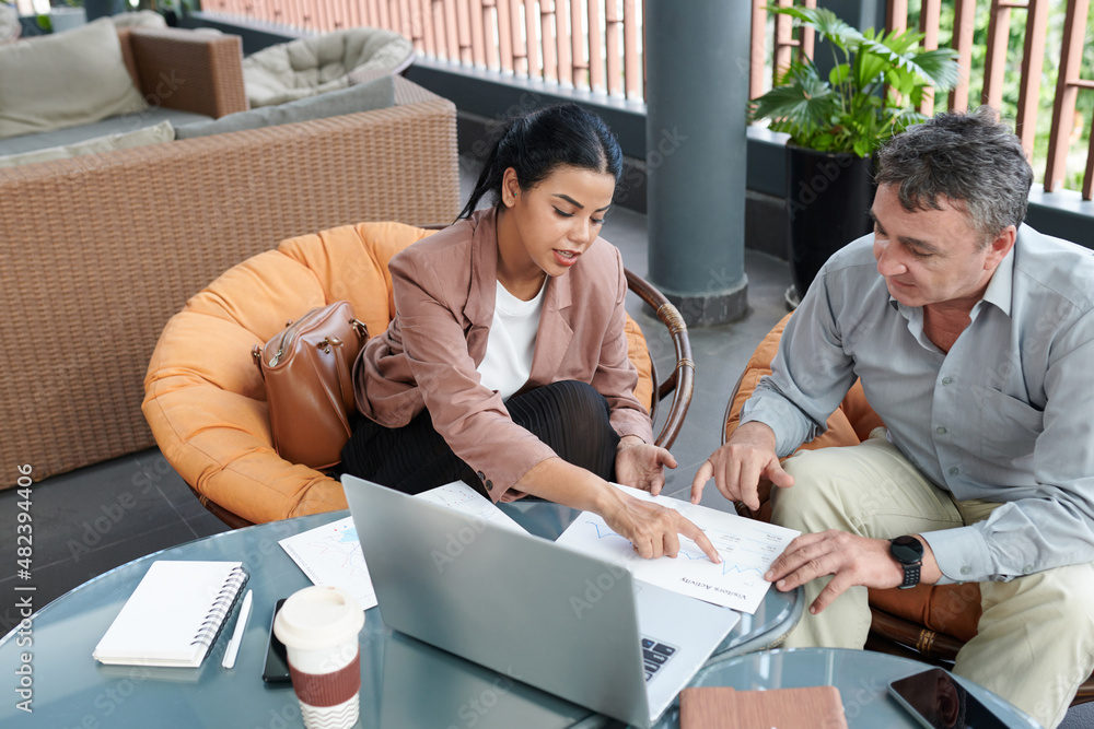 © DragonImages - Businesswoman explaining data in sales chart to her senior colleague at meeting