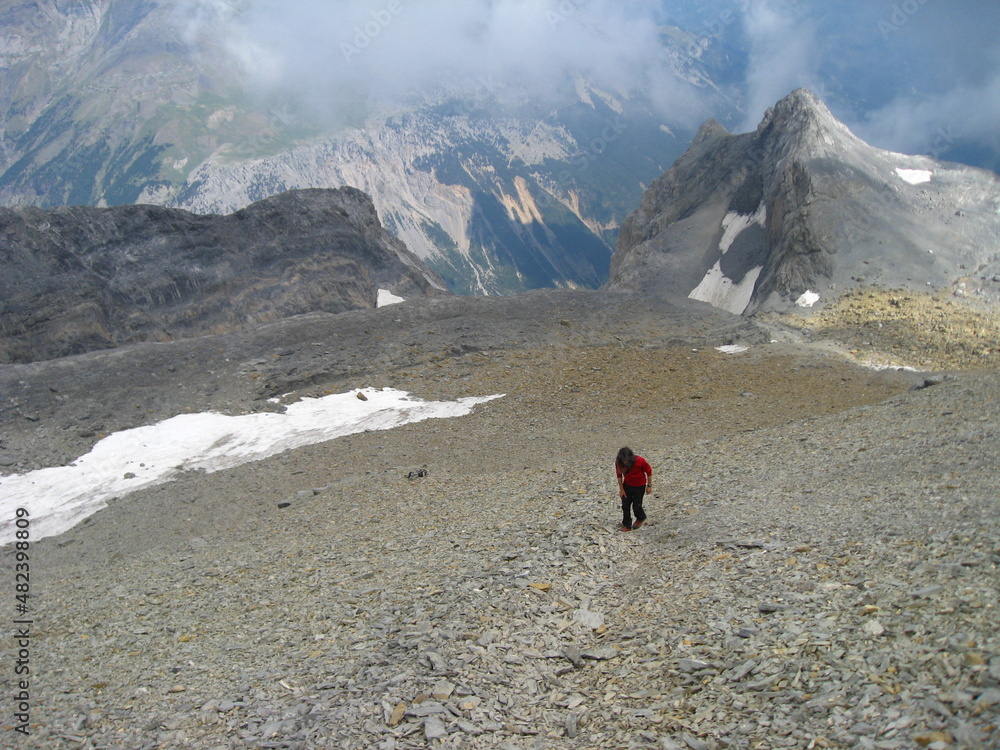 Montañero solitario subiendo dura pendiente rocosa Monte Perdido Pirineos