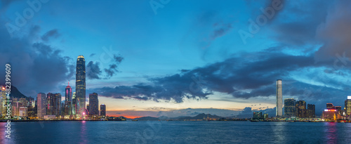 Canvas Print Panorama of Skyline and harbor of Hong Kong city at dusk