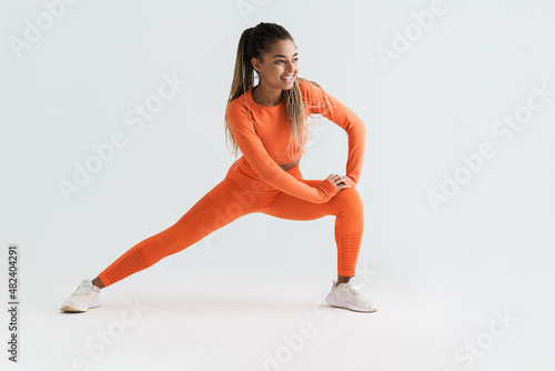 Fototapeta Naklejka Na Ścianę i Meble -  Black young sportswoman doing exercise while working out