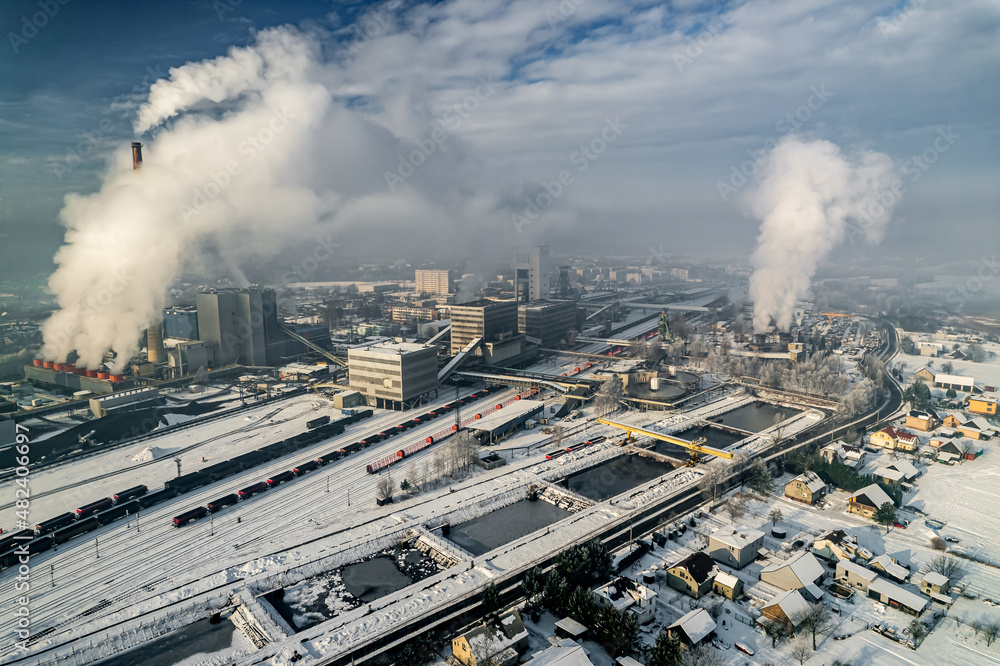 Kopalnia węgla kamiennego w przemysłowym mieście na Śląsku w Polsce zimą, panorama z lotu ptaka, Jastrzębie Zdrój