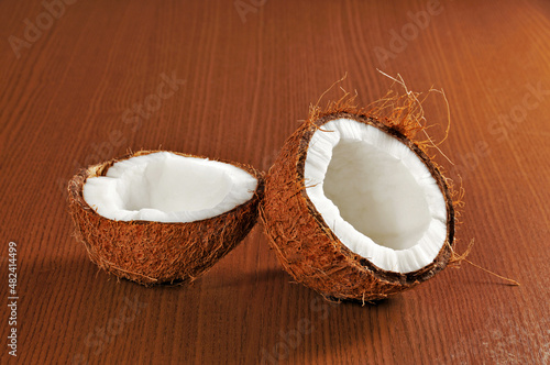 Coco quebrado, pedaços de coco.