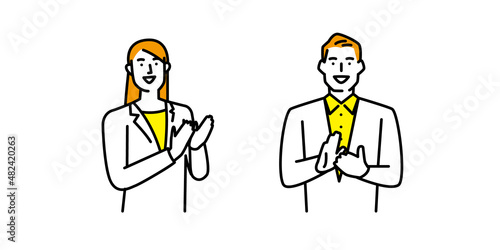 拍手して喜ぶ男性と女性