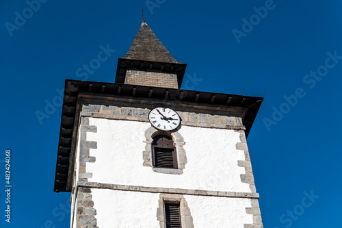 Torre da Igreja de Saint-Fructueux em Itxassou/Itsasu no País Basco photo