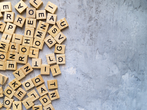 Foto Top view of the letters of the alphabet on a gray background