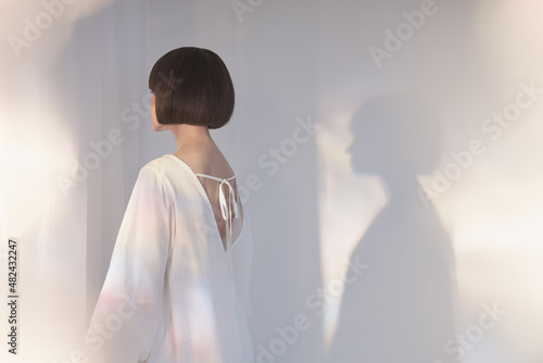 Fotobehang Dreamy brunette in white dress