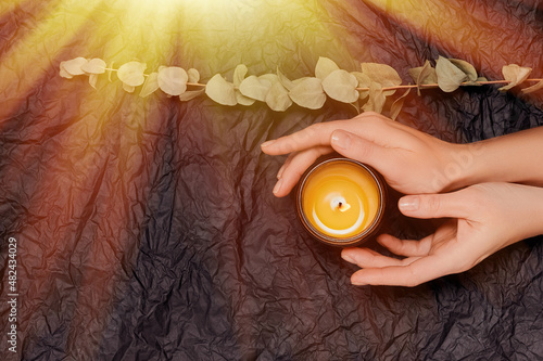 Foto Female hands with aromaric scented candle. Spa and Aromatherapy