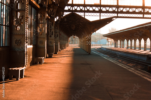 Canvas Print The sun beautifully illuminates the platform at the Vitebsk railway station in St