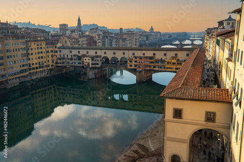 Veduta di Ponte Vecchio, fiume Arno e sulla destra il corridoio Vasariano