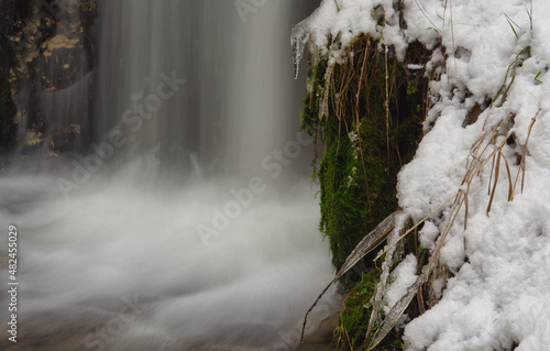 Fototapeta Naklejka Na Ścianę i Meble -  Wodospad Jeleń na Roztoczu zimową porą.