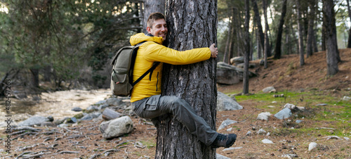 Fotografia man in nature hugging a tree