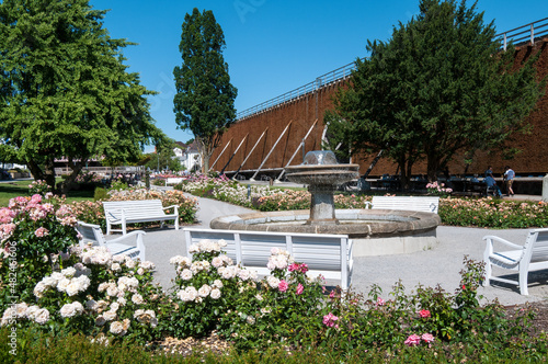 Landschaftspark und Kurpark mit Salz Salinen, Springbrunnen und Blumenrabatten