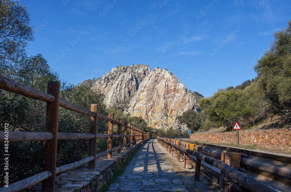 Trekking footpath to Salto del Gitano rockface, beside local road