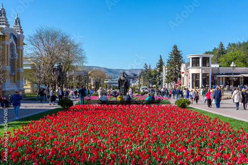Canvas-taulu view of the resort boulevard, the main tourist street for walking in Kislovodsk