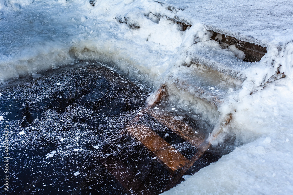 Obraz premium Snowy crystalls of ice on frozen lake
