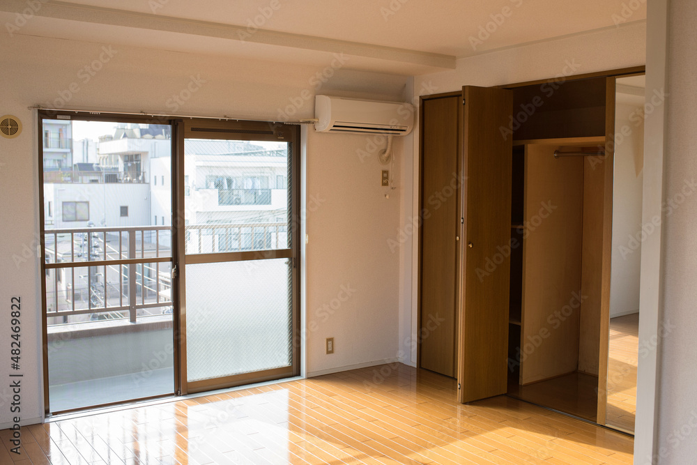 Closet and window in empty apartment room for rent 賃貸アパートの空室 クローゼットと窓 Closet and window in empty apartment room for rent 賃貸アパートの空室 クローゼットと窓