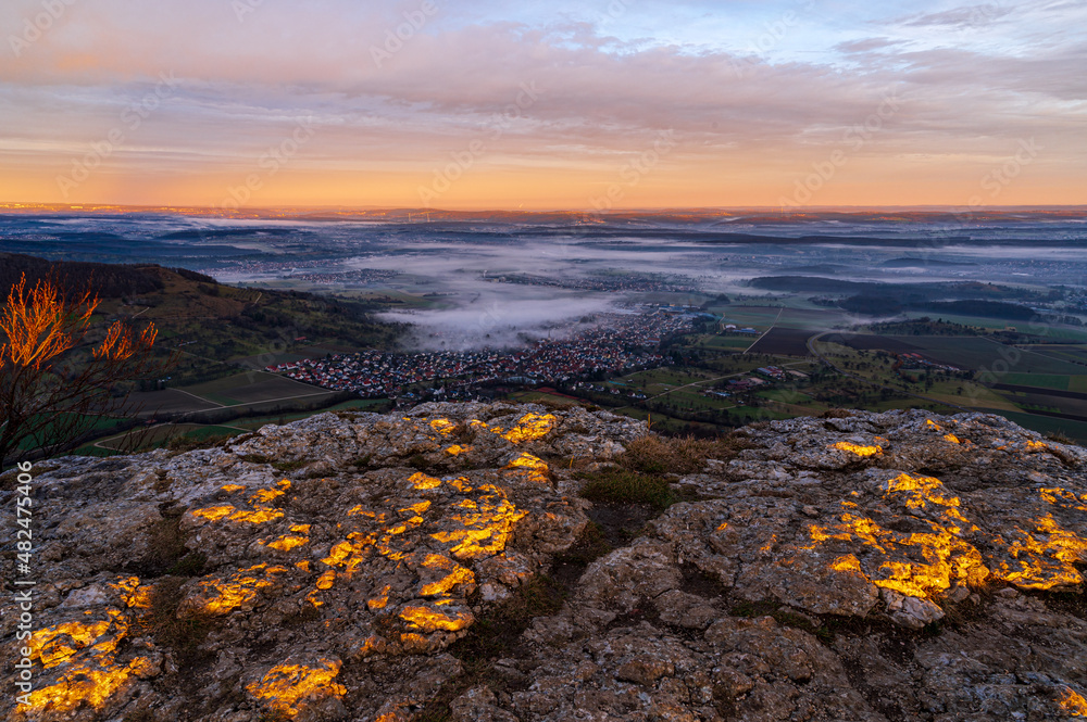 Weite Aussicht über Nebel