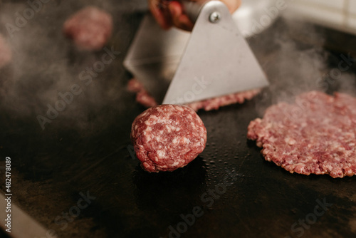 Snack - producing hamburger for the smash burger snack