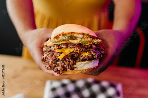 Foto Smash Burger with Cheese, Sauce, Pickles