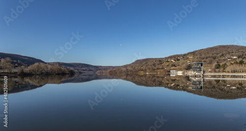 Lissac sur Couze  Corr  ze  France  - Reflets sur le lac du Causse en hiver