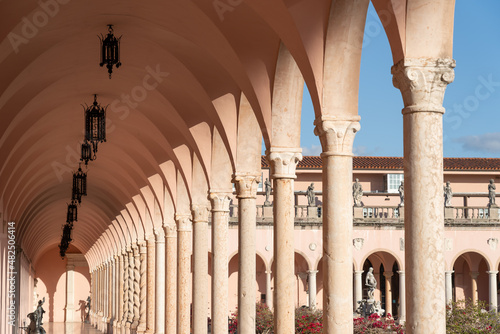 Quadro su tela Sarasota, Florida, USA - January 11, 2022: The Ringling museum of Art Courtyard in Sarasota, Florida, USA