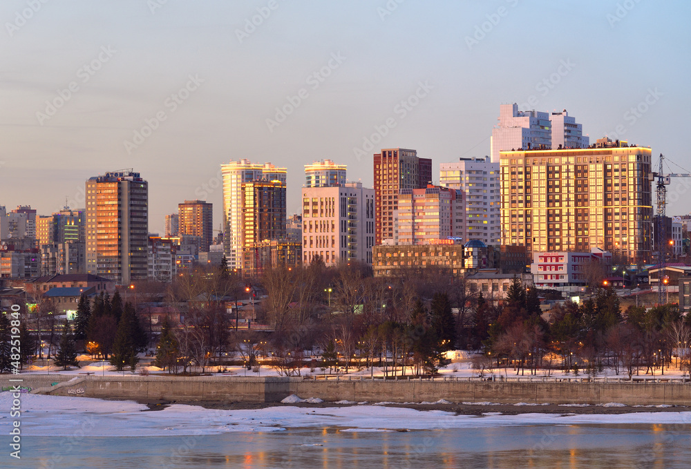 Obraz premium Novosibirsk on the Ob river in the evening