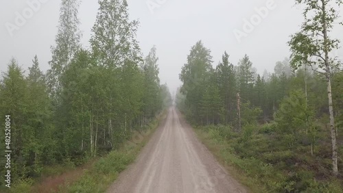 Drohne fliegt über Nebeligen Schottere in Schweden.
Drone flight over Road very Foggy photo